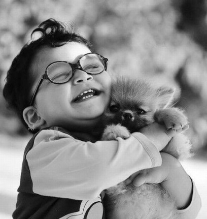 Niño abrazando cachorro - PsicoWisdom