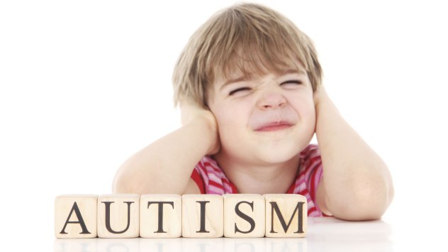 el-autismo-nene-con-cubos.jpg